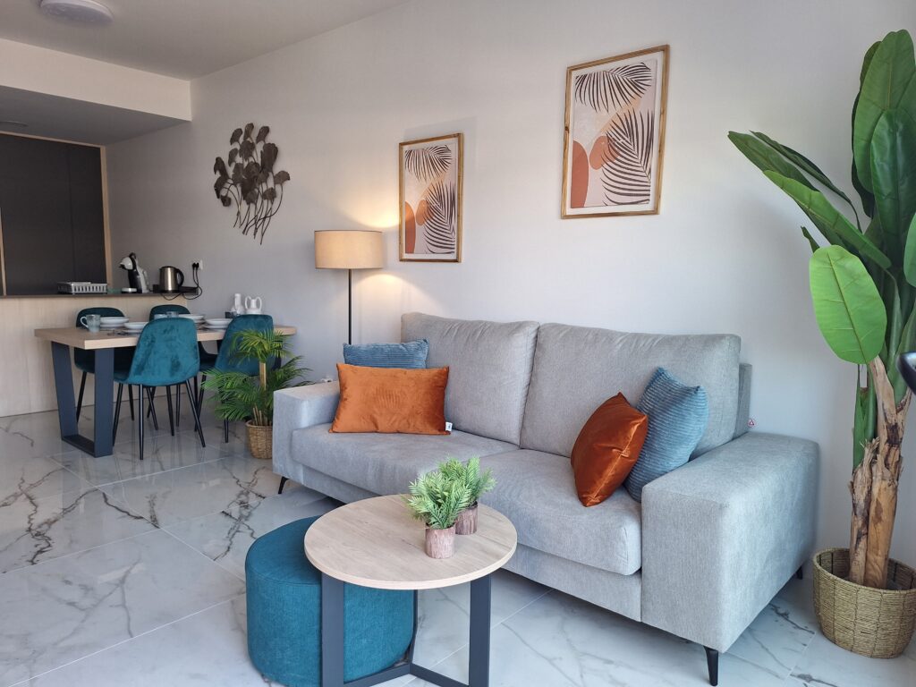 Jasny salon z jadalnią i nowoczesnym wyposażeniem w apartamencie Amanecer Holiday